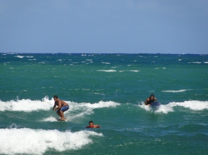 Hawaianos practicando surf