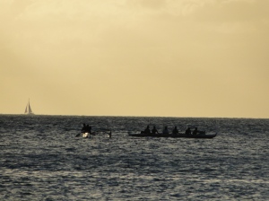 Canoa hawaiana en Waimea bay